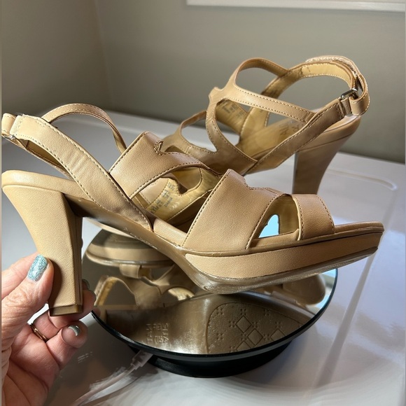 Platform Heels Woman’s 8.5 NWOT Diana Tan Velcro Straps Rubber Sole& Heel Post - Picture 3 of 9